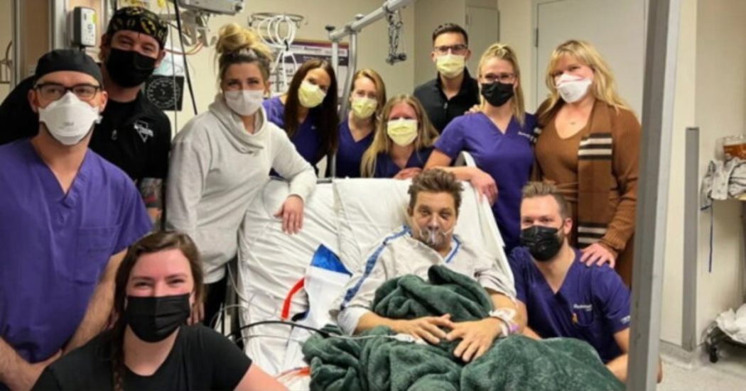 jeremy-renner-festeggia-il-compleanno-in-terapia-intensiva:-la-foto-con-la-maschera-per-l'ossigeno-e-i-sanitari-–-il-fatto-quotidiano