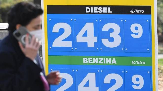 carburanti,-tetto-ai-prezzi-in-autostrada.-benzinai-obbligati-a-esporre-la-media-nazionale-–-economia
