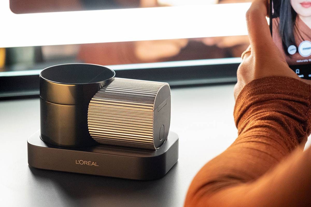 l'oreal's-brow-magic-eyebrow-printer-is-makeup-at-the-touch-of-a-button