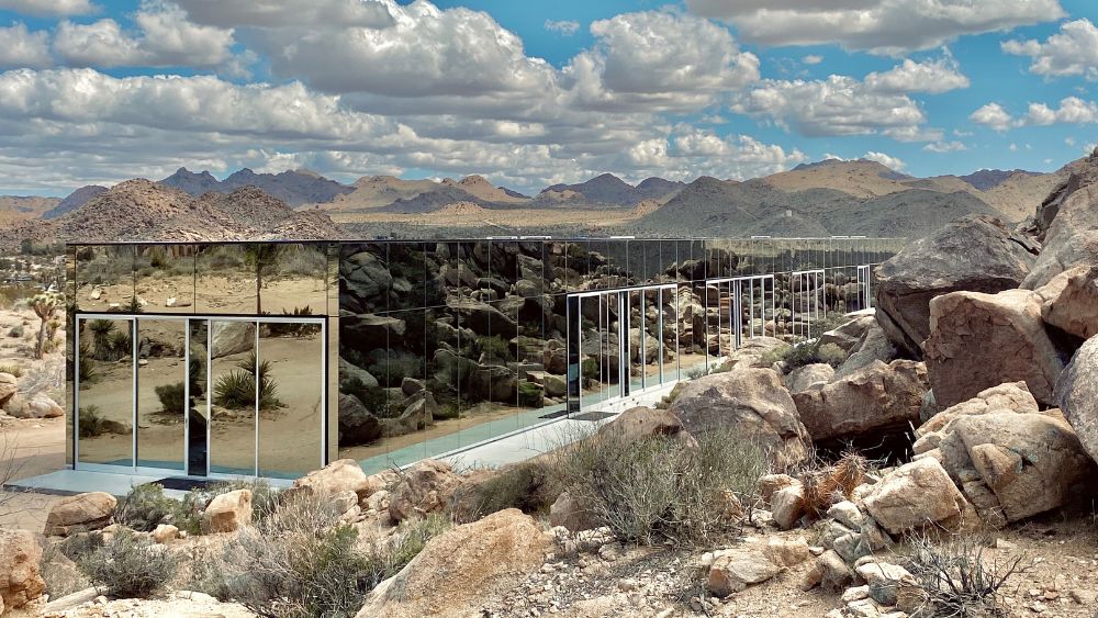 the-‘invisible-house’-in-joshua-tree-just-hit-the-market-for-a-cool-$18-million