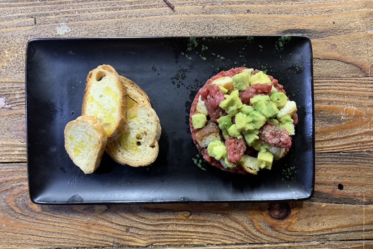 tartare-di-scottona-con-avocado-della-filanda-grill-garden