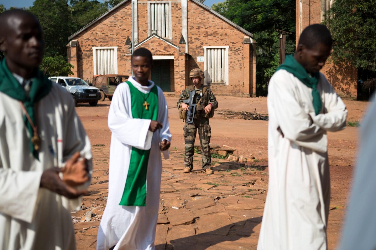 una-bomba-e-esplosa-in-una-chiesa:-oltre-10-morti