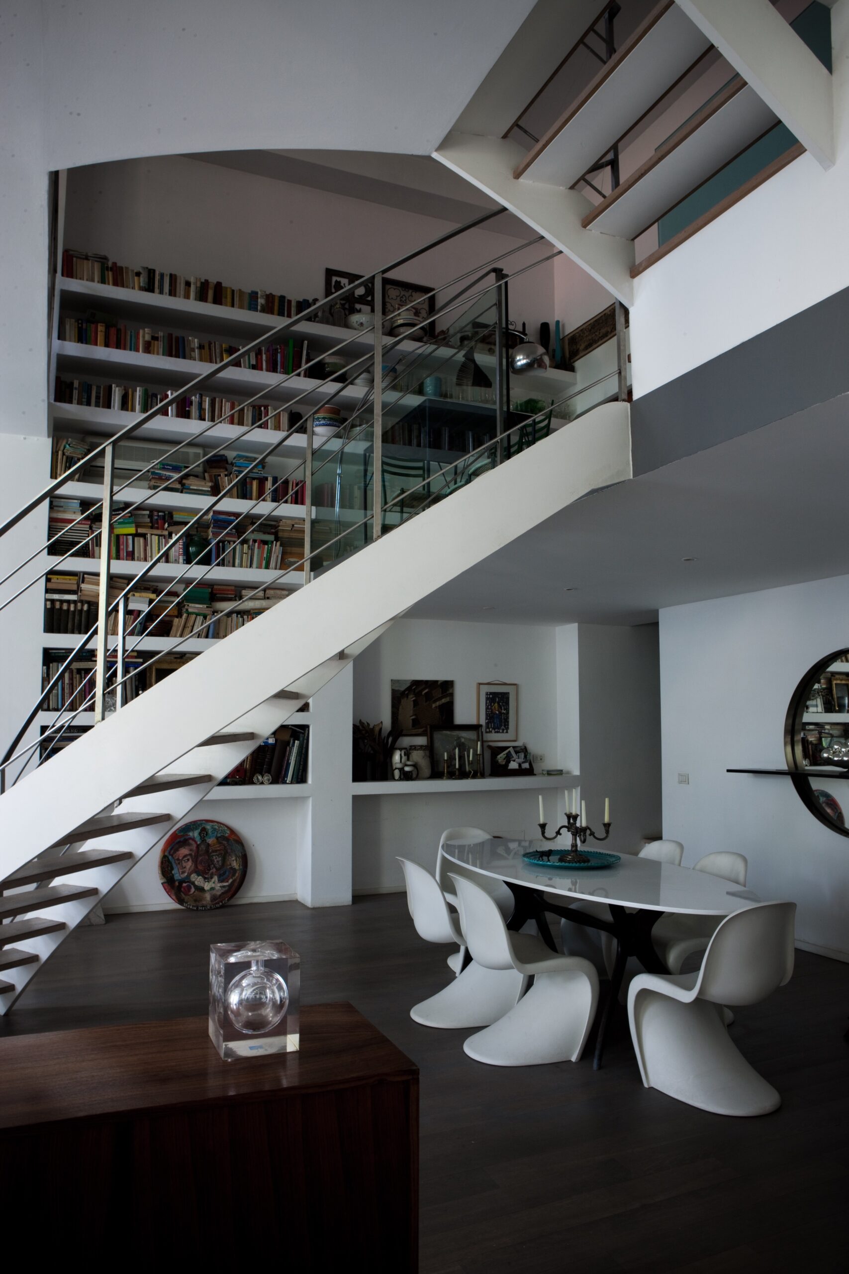 un-loft-verticale-a-milano-dal-design-eclettico-e-audace
