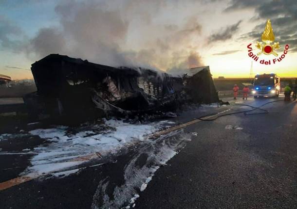 camion-con-farina-e-a-bordo-in-fiamme-sull'autostrada-a8-–-legnanonews