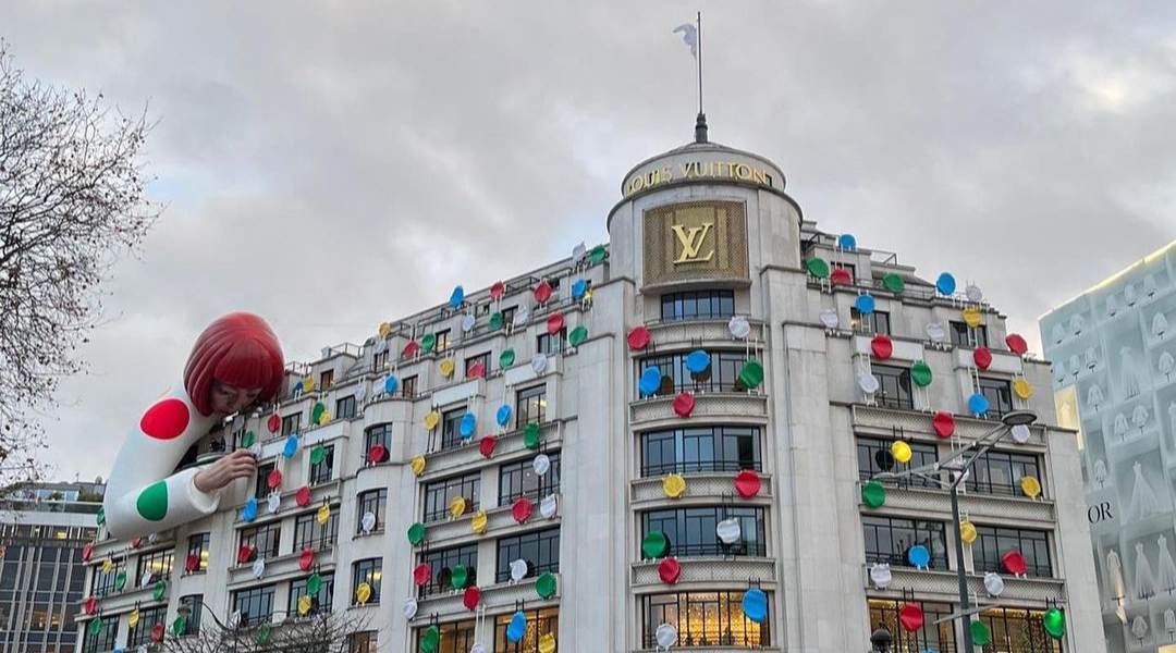 larger-than-life:-a-yayoi-kusama-sculpture-towers-over-this-fashion-house’s-champs-elysees-store-–-lifestyle-asia