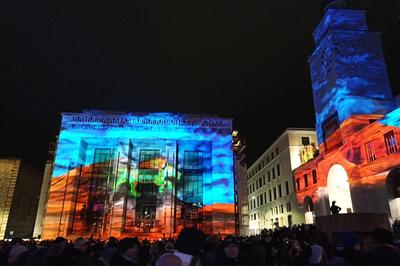 la-leonessa-corre-sulle-facciate:-lo-spettacolo-di-luci-e-acrobazie-in-piazza-vittoria