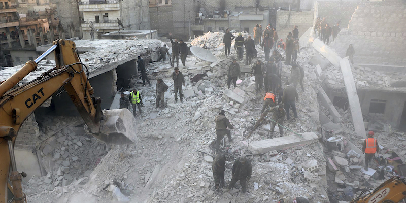 almeno-tredici-persone-sono-morte-nel-crollo-di-un-edificio-ad-aleppo,-in-siria-–-il-post