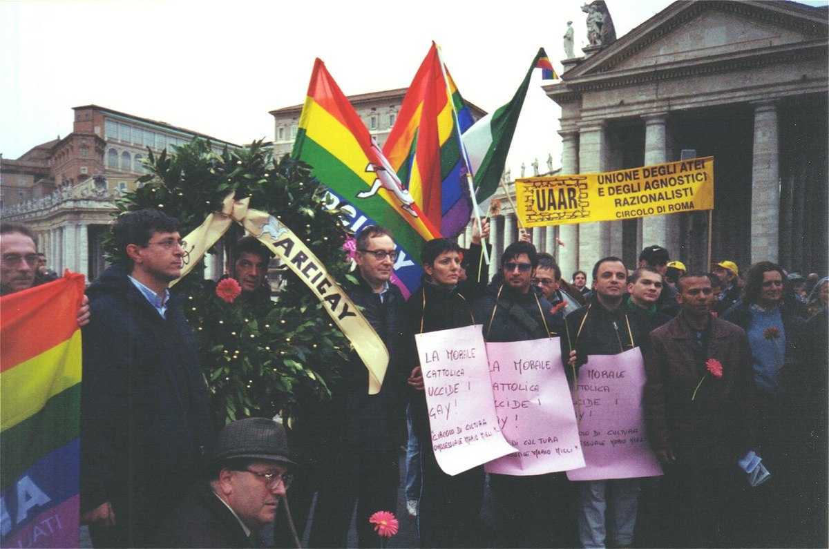 chi-e-alfredo-ormando:-in-piazza-il-ricordo-del-corpo-ribelle