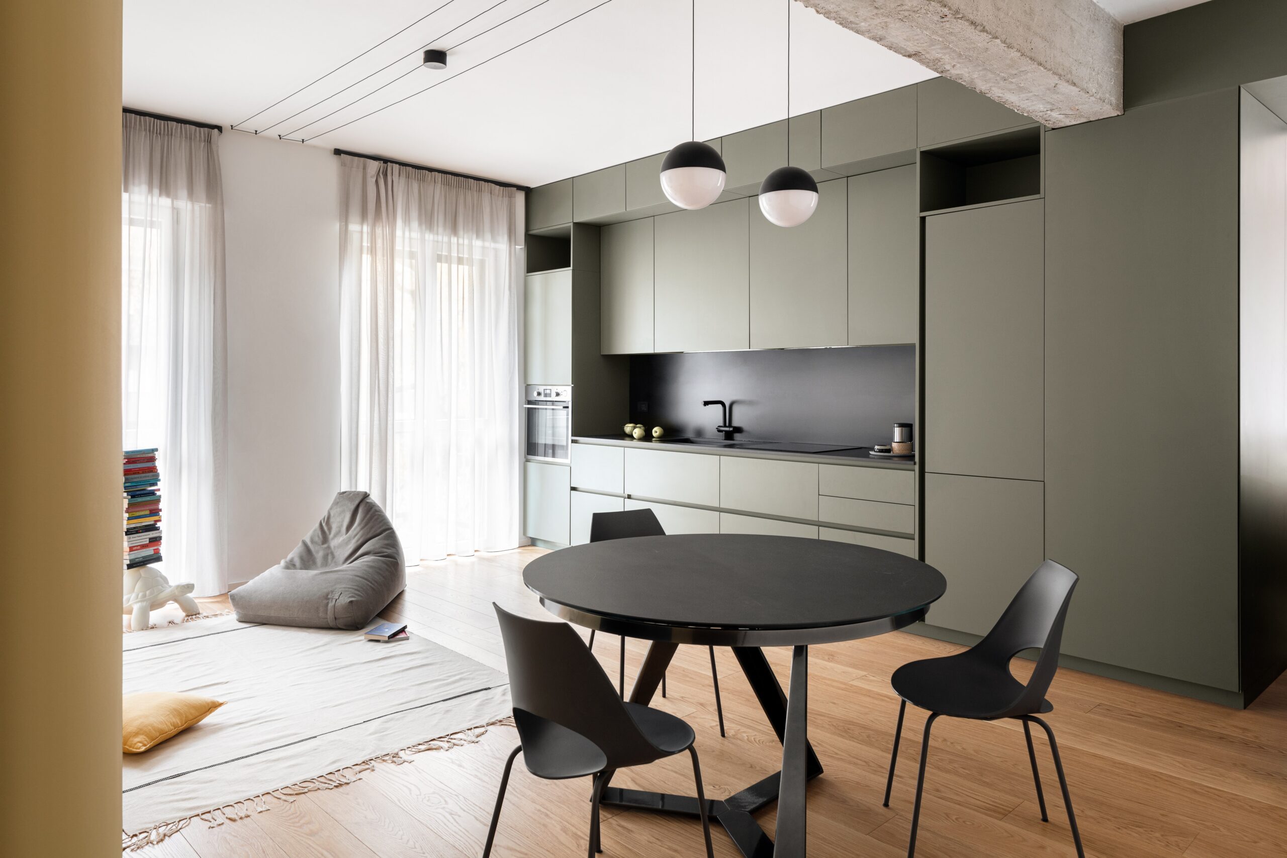 lo-stile-moderno-e-minimal-di-un-appartamento-di-70-mq-che-gioca-con-i-colori