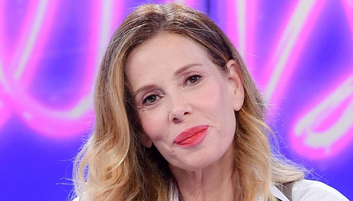 “boomerissima”,-alessia-marcuzzi-si-scatena-tra-frange-e-paillettes.-ma-piovono-critiche