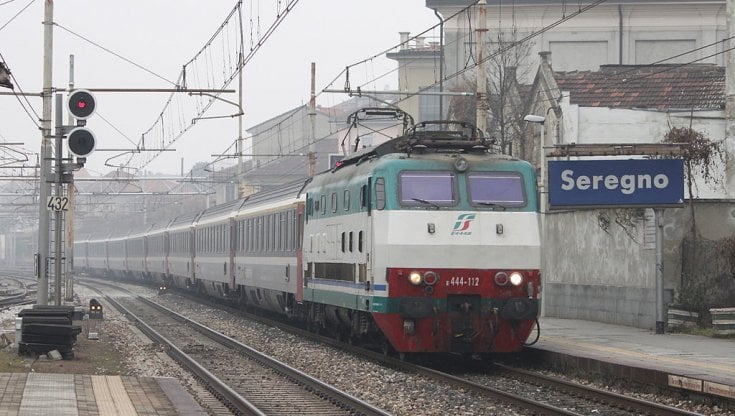 spingono-contro-il-treno-in-transito-un-coetaneo-15enne-per-rubargli-la-felpa:-presi-due-ragazzi-della-banda