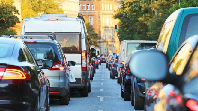 poche-ore-tra-i-gas-di-scarico-del-traffico-stradale-mandano-gia-in-crisi-il-cervello-–-magazine