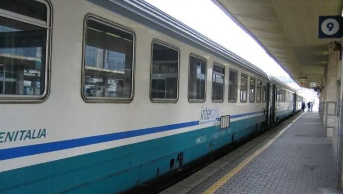 roma,-cerca-di-recuperare-il-trolley-incastrato-sui-binari.-il-treno-arriva-in-quel-momento
