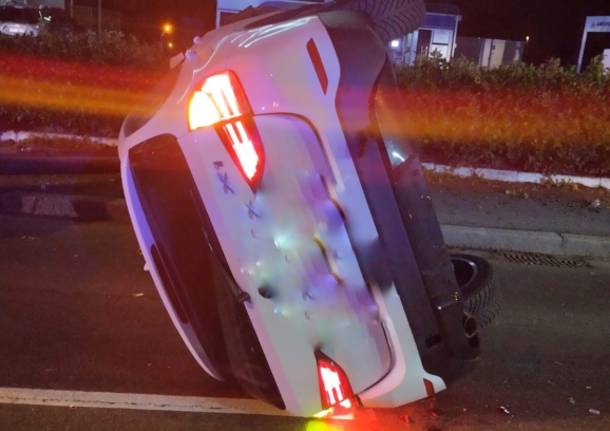 auto-abbatte-un-palo-e-si-ribalta-su-viale-toselli-a-legnano-–-legnanonews