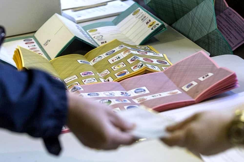 como,-il-mistero-delle-schede-elettorali-trovate-in-mezzo-alla-strada