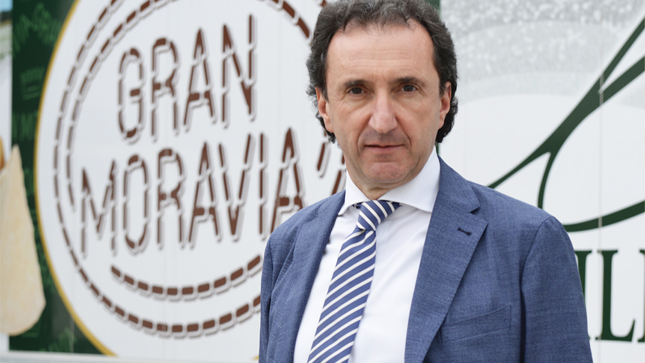 quel-gran-moravia-di-roberto-brazzale-–-james-magazine