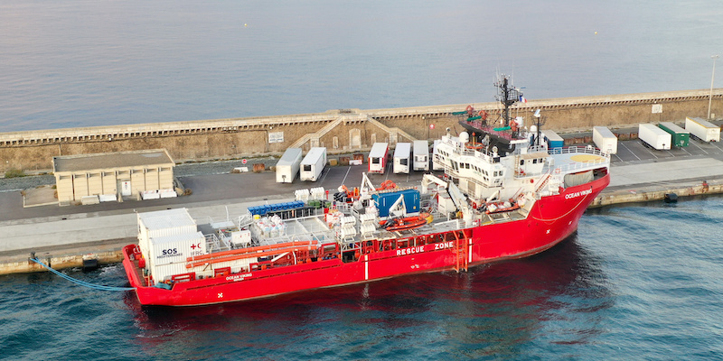 la-nave-ocean-viking-e-arrivata-nel-porto-di-marina-di-carrara,-dove-sbarcheranno-95-migranti-–-il-post