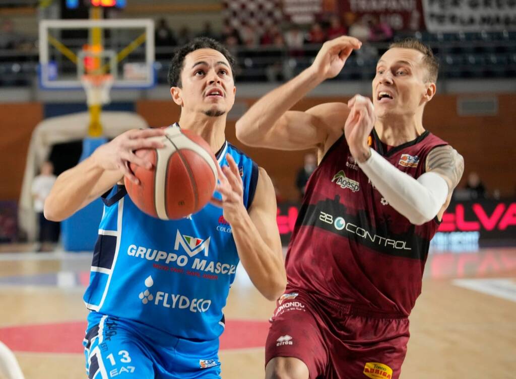 lo-strappo-finale-di-marini-e-decisivo:-la-blu-basket-soffre,-ma-batte-trapani-–-bergamonews