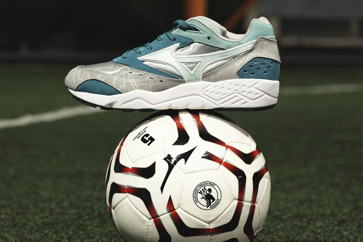 hanon’s-mizuno-contender-is-an-ode-to-japanese-football-(&-dolphins)