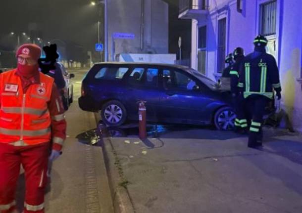 auto-senza-controllo-abbatte-la-porta-di-una-abitazione-a-parabiago,-ferito-l'automobilista-–-legnanonews