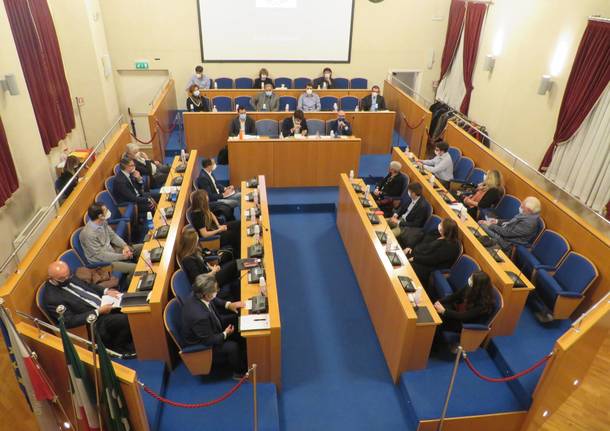 mozione-bocciata,-mezza-salvata:-poche-firme-per-la-sfiducia-a-silvestri,-il-no-“salva”-il-consiglio-–-legnanonews