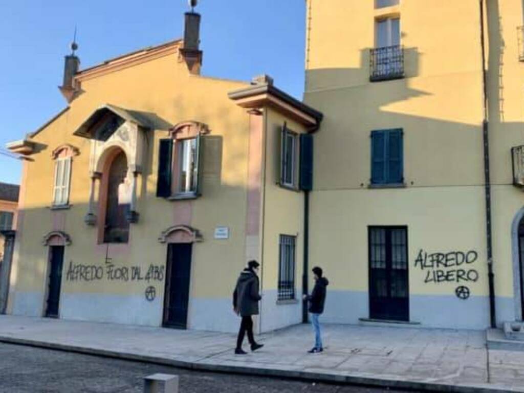 erba-choc:-scritte-anarchiche-sugli-edifici-del-centro,-carabinieri-e-polizia-locale-subito-al-lavoro-–-ciaocomo