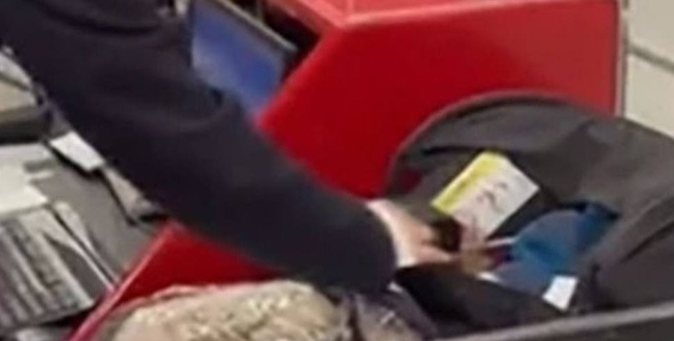 i-genitori-non-vogliono-pagare-il-biglietto-aereo-per-il-figlio,-lo-lasciano-al-check-in-e-vanno-via