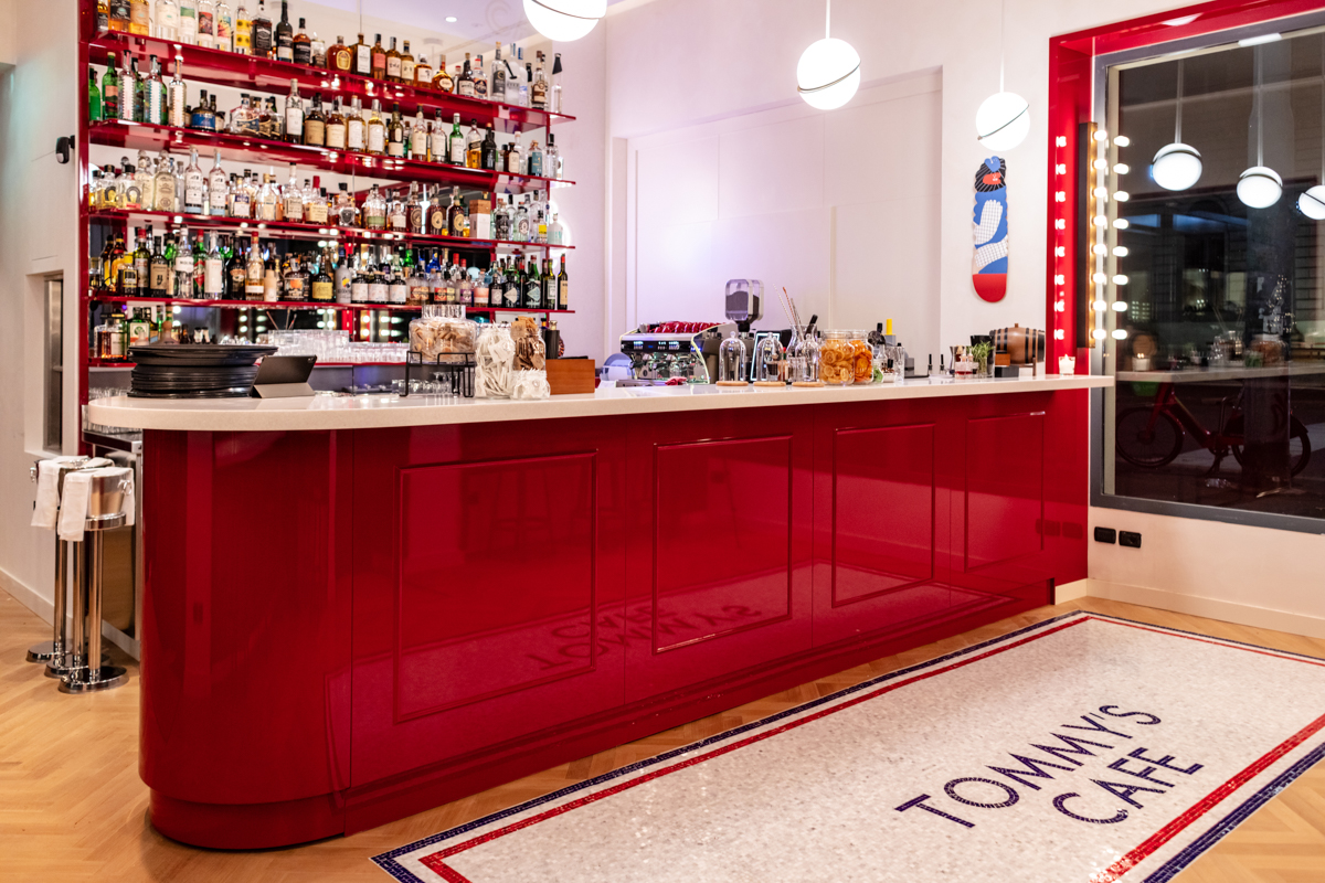la-moda-si-siede-a-tavola.-a-milano-il-primo-cafe-al-mondo-di-tommy-hilfiger
