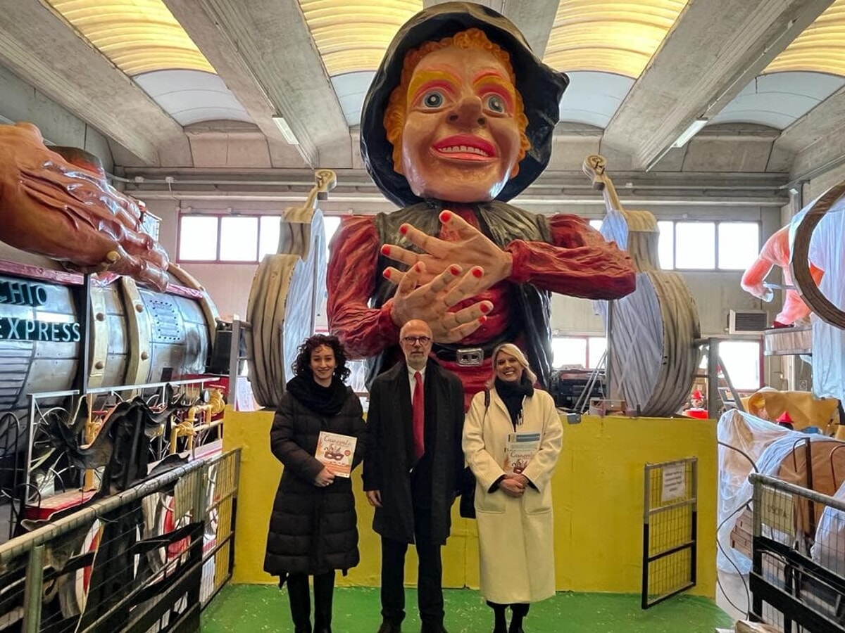 carnevale-di-cantu,-una-gara-avvincente-e-pura-magia.-i-carri,-i-biglietti-e-le-sfilate