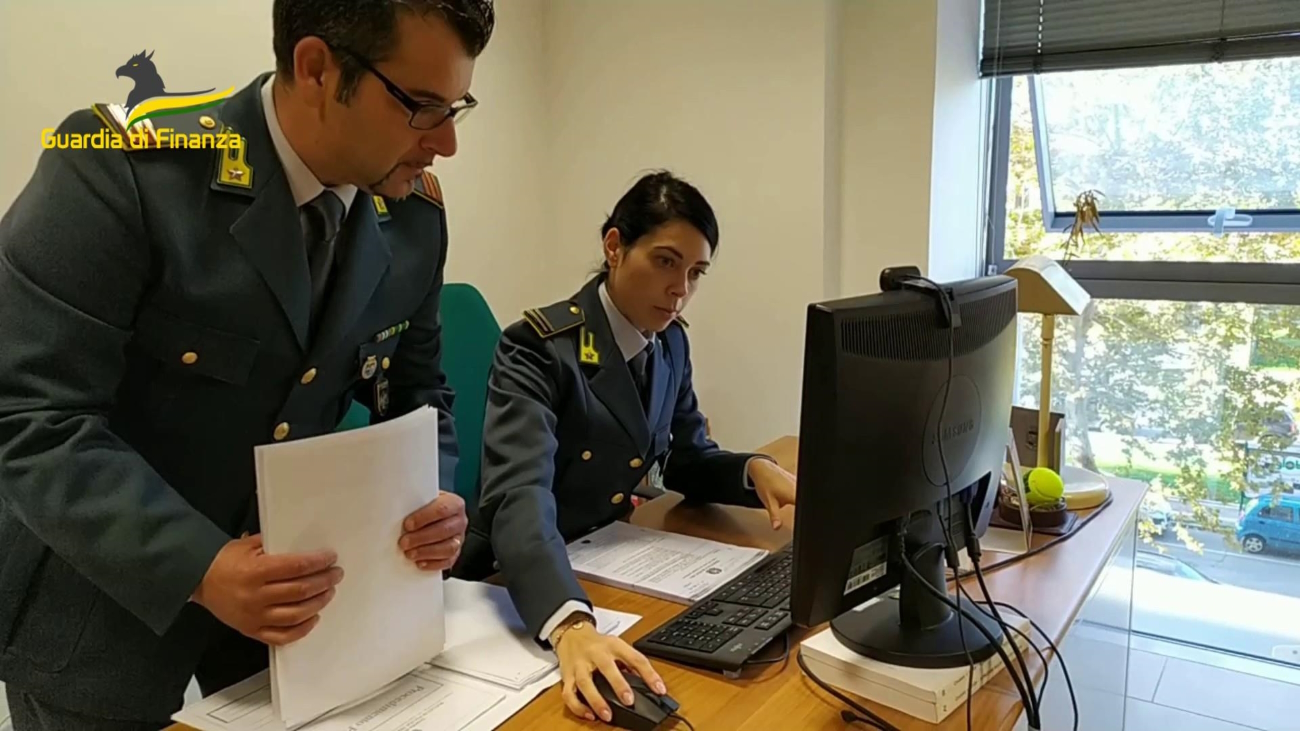 pescara,-dichiara-il-falso-e-non-menziona-quasi-11mila-euro-di-vincite-ottenute-dal-compagno-al-gioco-online:-denunciata-30enne-per-aver-ricevuto-illegalmente-il-reddito-di-cittadinanza