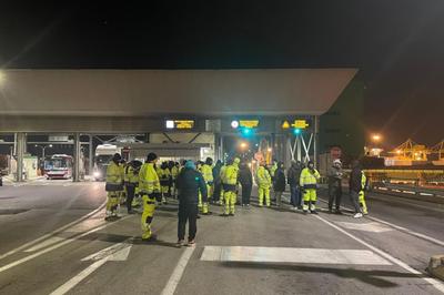 incidente-porto-trieste:-sit-in-portuali-davanti-varco-4