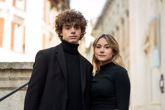 sanremo,-due-giovani-bergamaschi-nel-video-della-canzone-degli-articolo-31-–-bergamonews