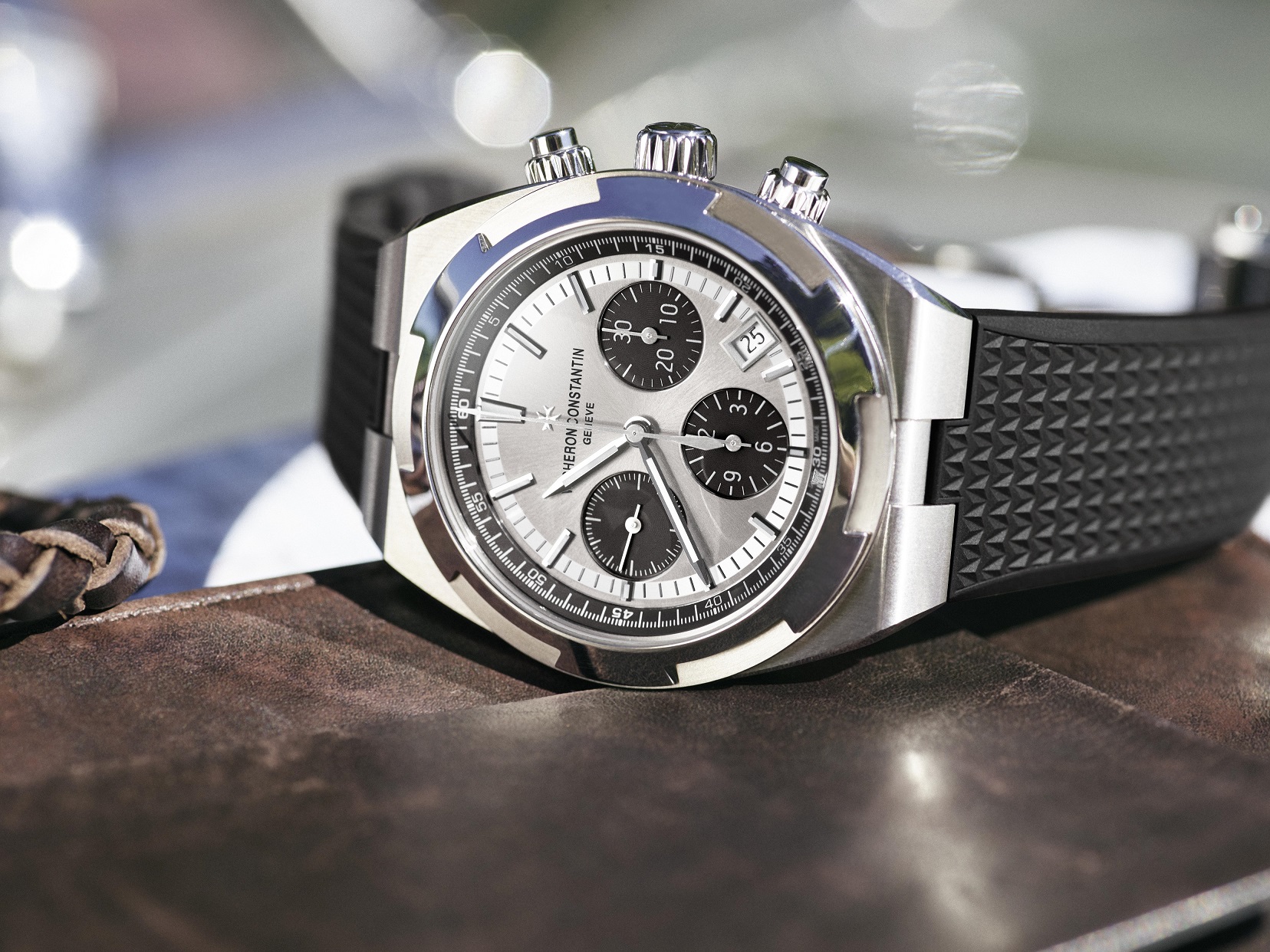 vacheron-constantin's-'panda-dial'-overseas-chronograph