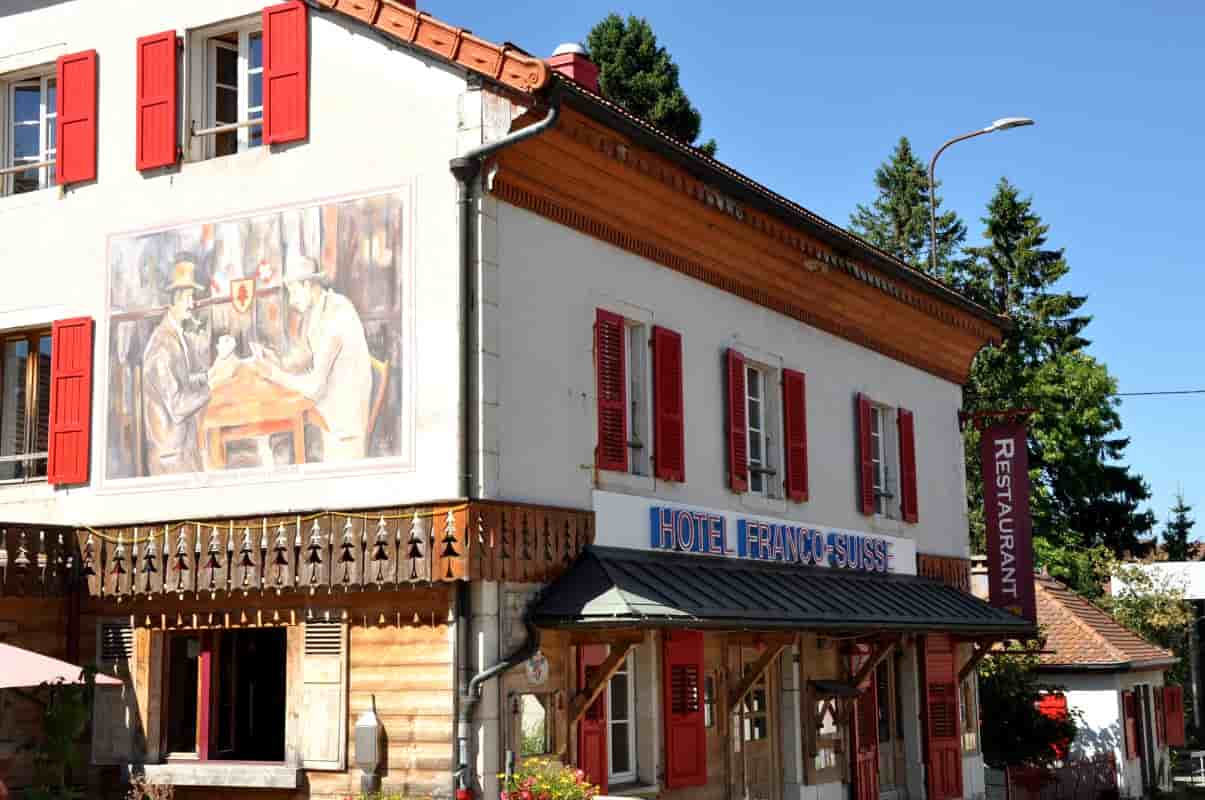 in-questo-hotel-si-dorme-contemporaneamente-in-due-paesi-diversi