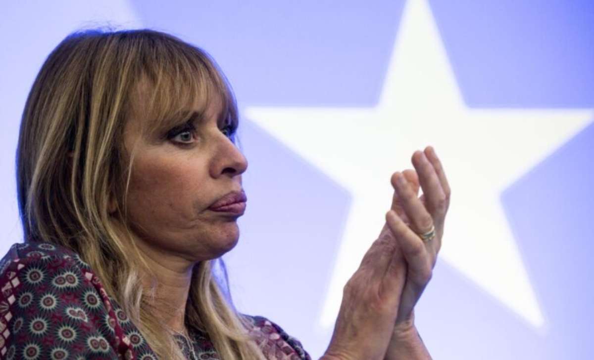 alessandra-mussolini-rifiuta-il-passaporto:-“non-prevede-il-genere-neutro.-e'-discriminatorio”