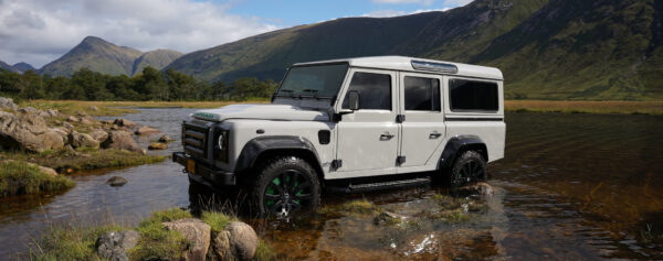 the-mad-scientists-of-the-landrovers-have-electrified-a-defender