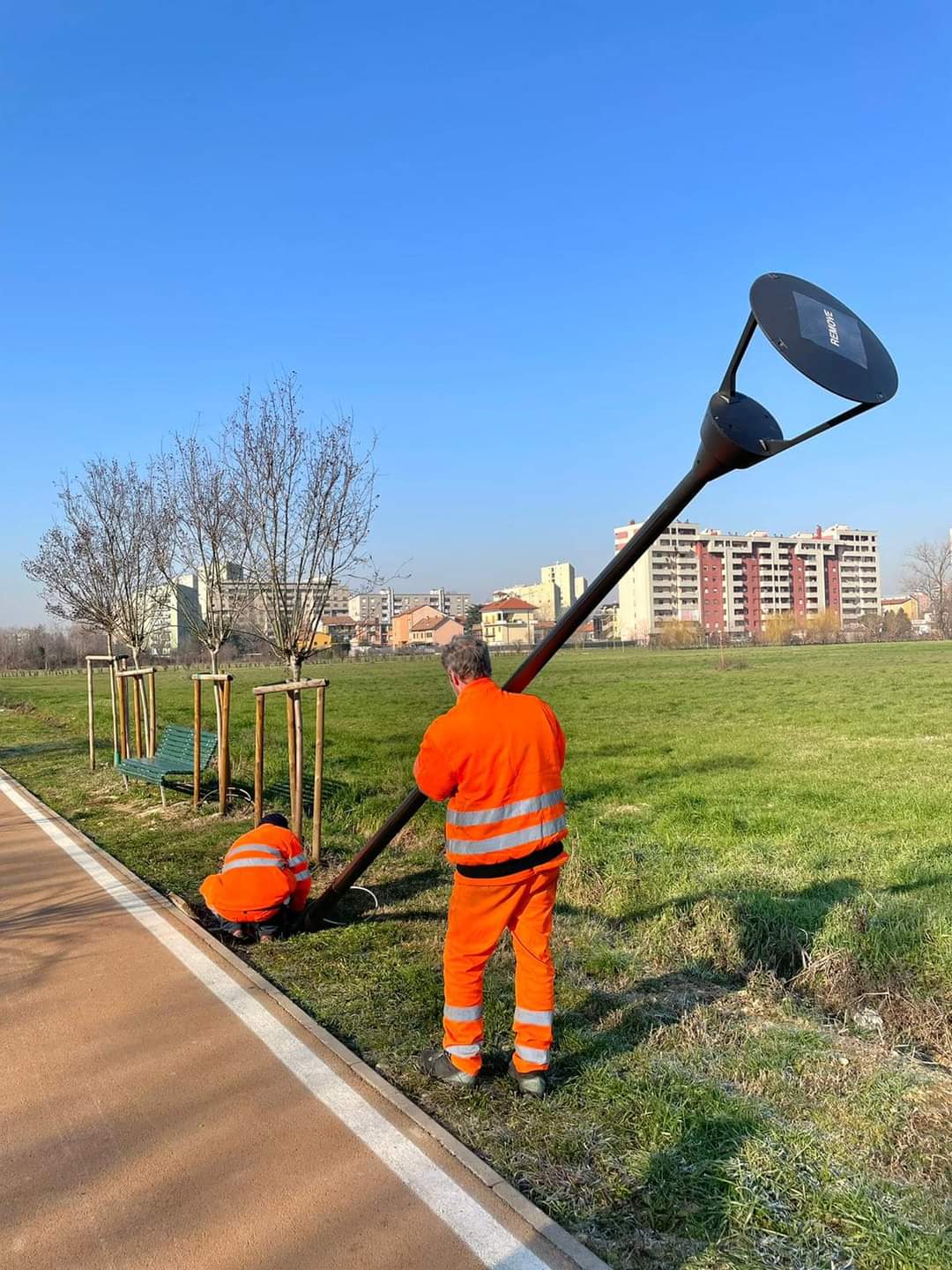 sesto,-nuova-pista-ciclopedonale-al-parco-bergamella:-iniziati-i-lavori-di-installazione-dell’impianto-di-illuminazione-|-sesto-notizie