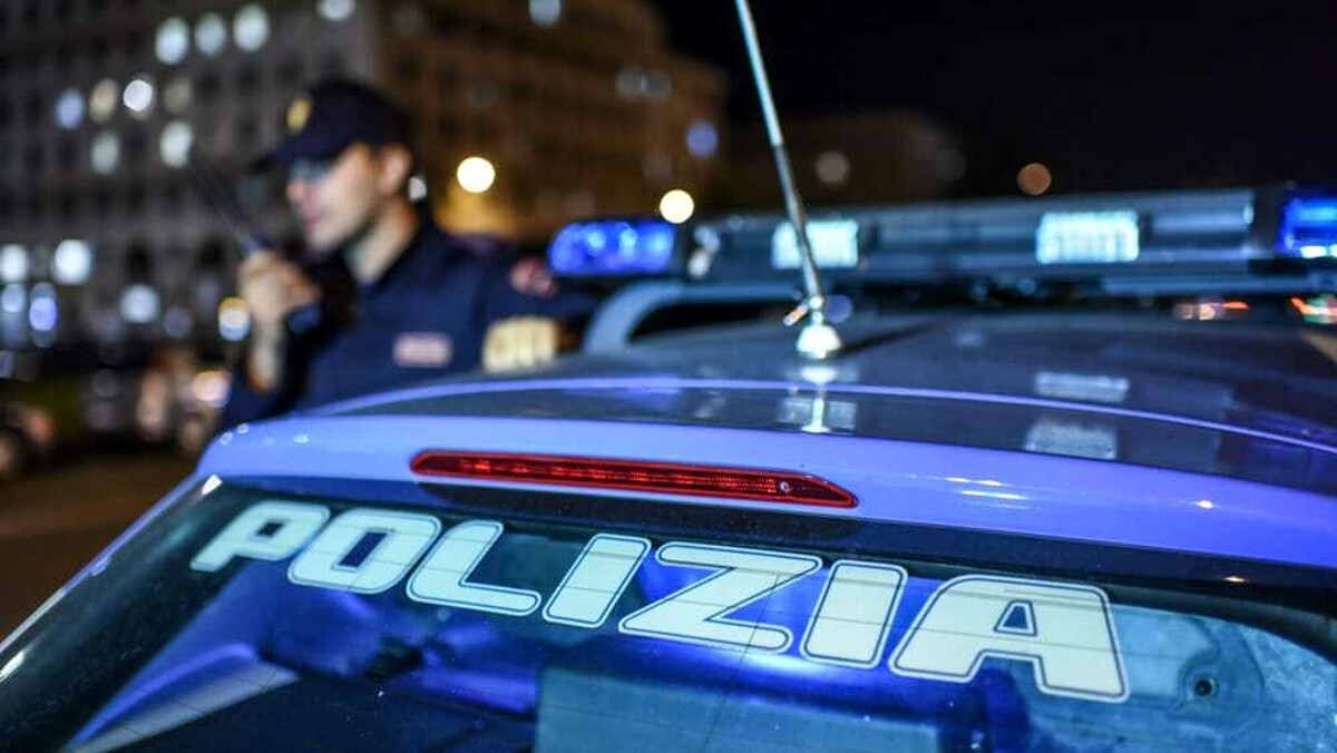 si-sdraia-in-mezzo-alla-napoleona-e-piange:-la-polizia-ferma-un-uomo