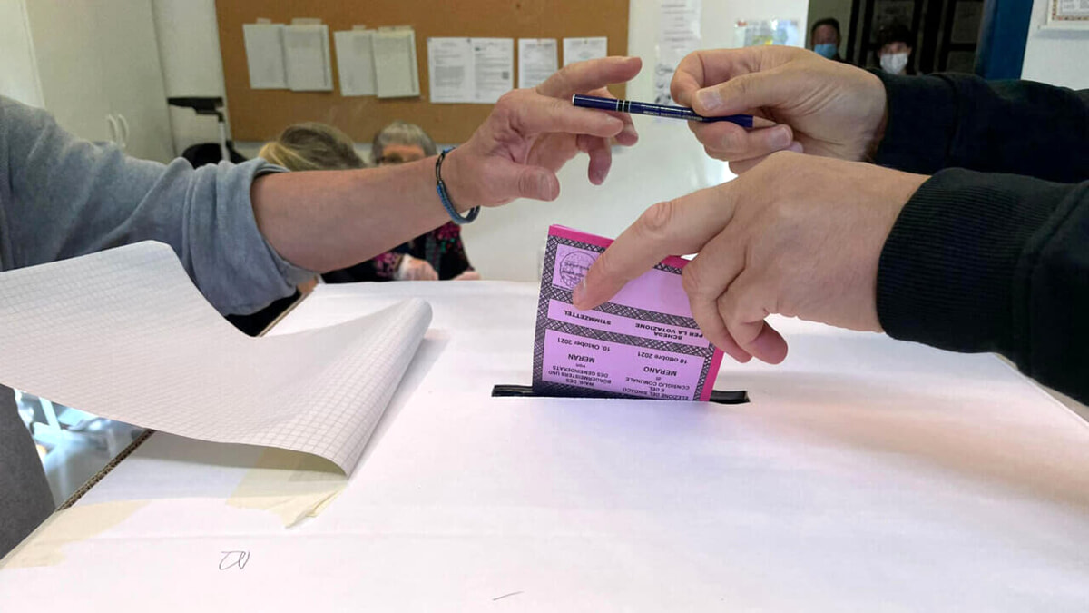 lombardia,-elezioni-regionali-2023:-aperti-i-seggi,-come-si-vota