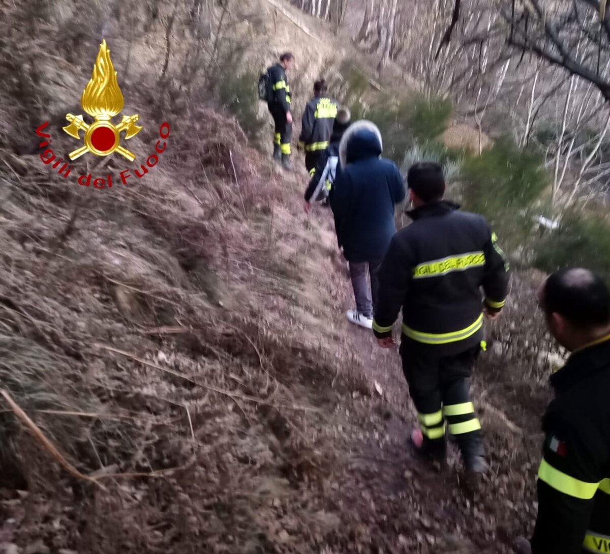 si-perdono-e-finiscono-a-strapiombo-sulla-dogana-della-valmara:-salvata-una-giovane-coppia