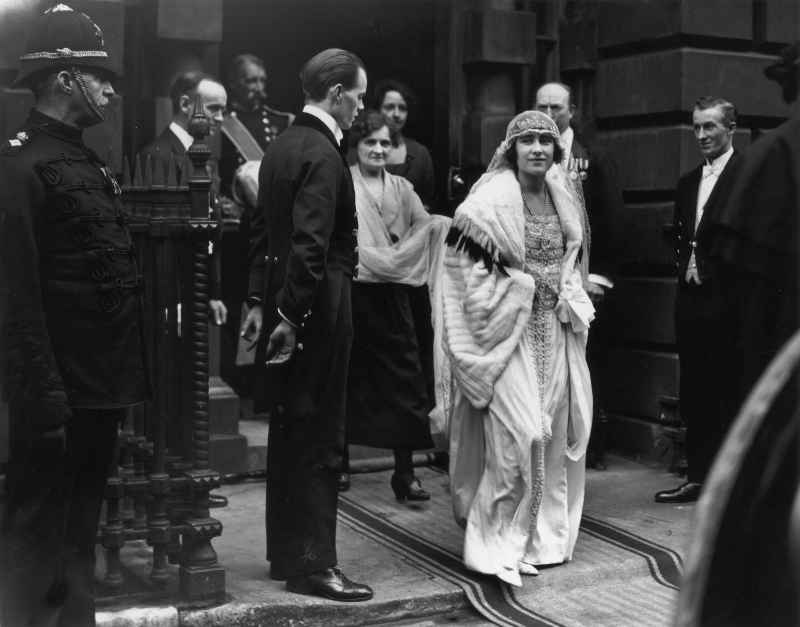 abiti-da-sposa-royal:-i-100-anni-di-quello-della-regina-madre