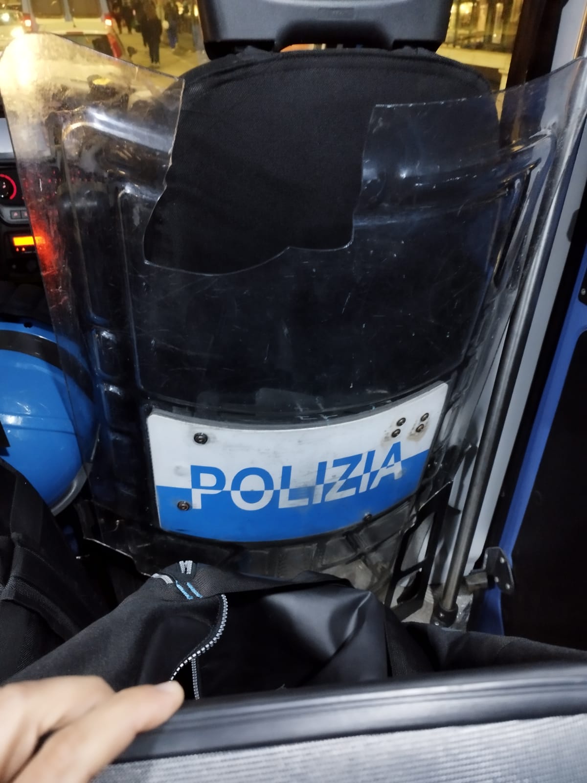anarchici,-corteo-a-milano,-fsp-polizia:-“sei-agenti-feriti,-uno-con-ustioni-per-una-bomba-carta,-e-tanti-danni-introdurre-il-reato-di-terrorismo-di-piazza”.