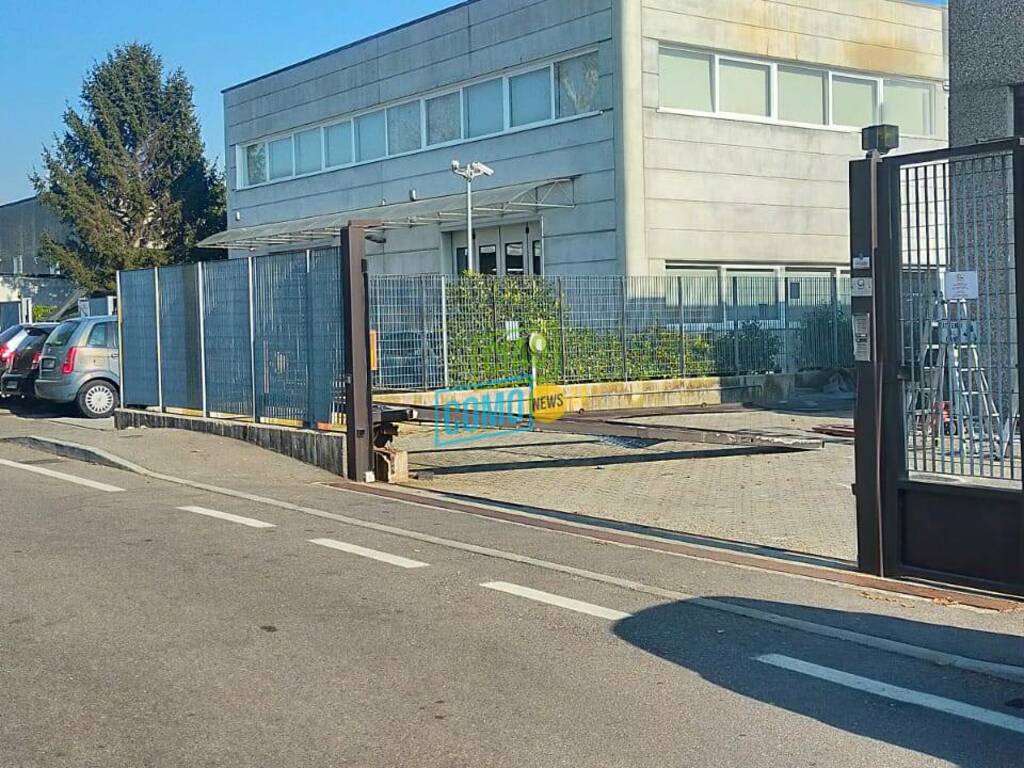 casnate,-il-cancello-abbattuto-dai-banditi-e-le-indagini-dei-carabinieri-con-l'utilizzo-delle-telecamere-–-ciaocomo