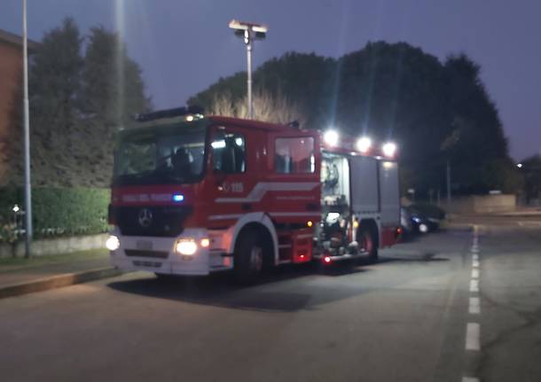 brucia-un’auto-a-parabiago,-in-fiamme-anche-la-siepe-di-un-condominio-–-legnanonews