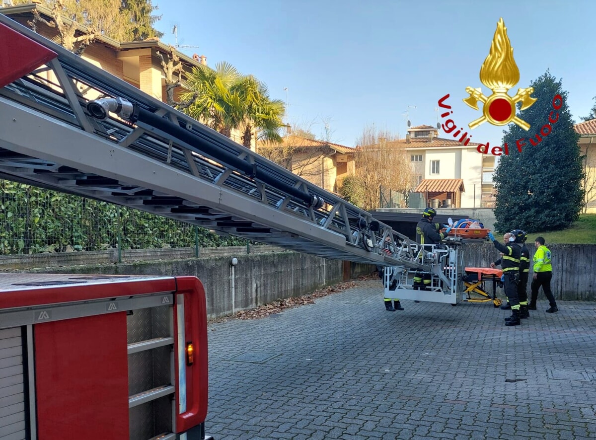 malore-in-casa,-ma-le-scale-sono-troppo-strette-per-la-barella:-intervengono-i-vigili-del-fuoco