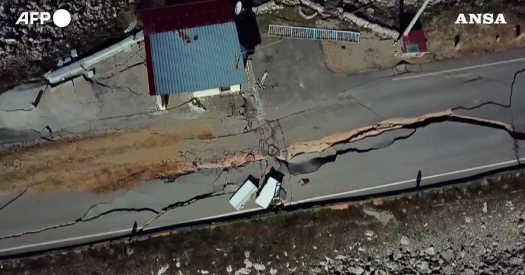 terremoto-in-turchia,-mega-crepe-in-una-strada-vicino-all'epicentro:-le-immagini-aeree-–-il-fatto-quotidiano