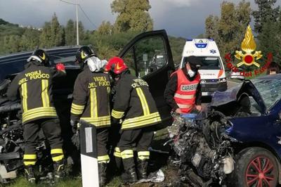 in-dieci-in-ospedale-per-incidente-tra-quattro-auto