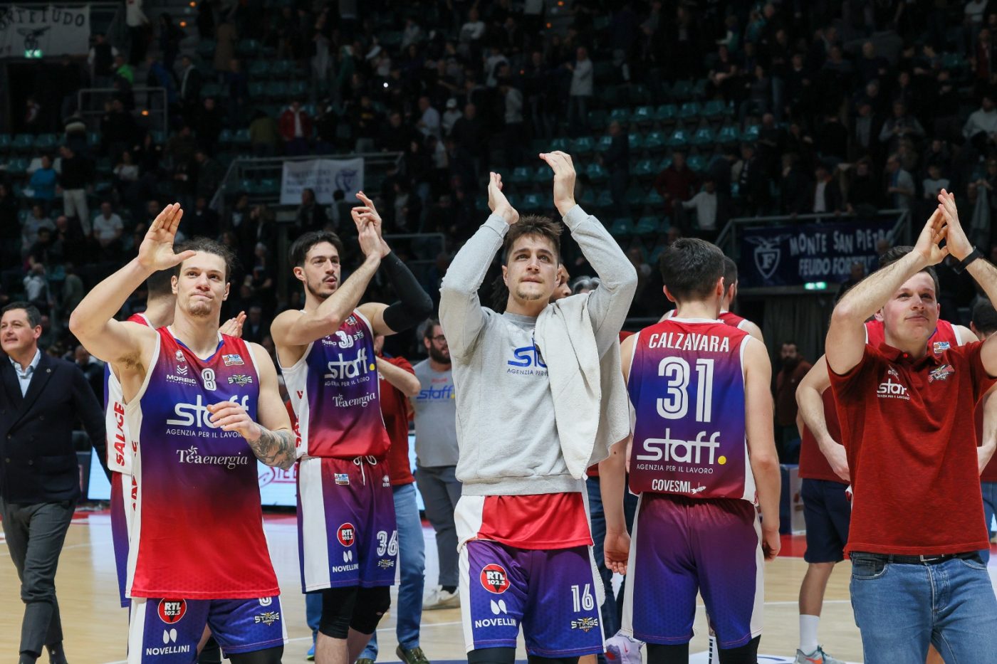 basket-serie-a2-m-–-pazzesca-staff:-espugna-il-paladozza-e-si-rilancia-nella-corsa-salvezza-|-la-voce-di-mantova