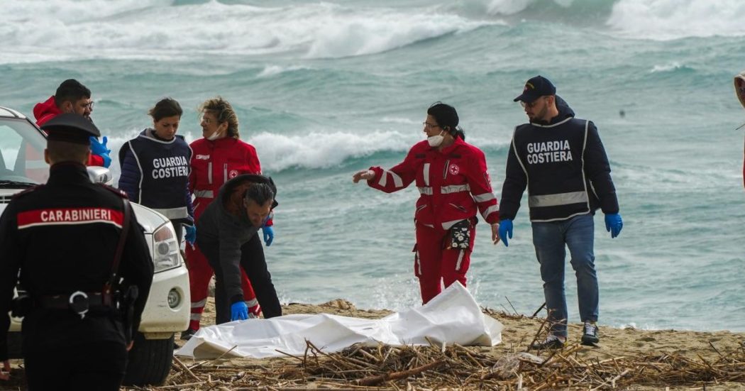 naufragio-crotone,-uno-dei-medici:-“i-cadaveri-galleggiavano-ovunque.-due-uomini-tenevano-in-alto-un-bambino-morto”-–-il-fatto-quotidiano