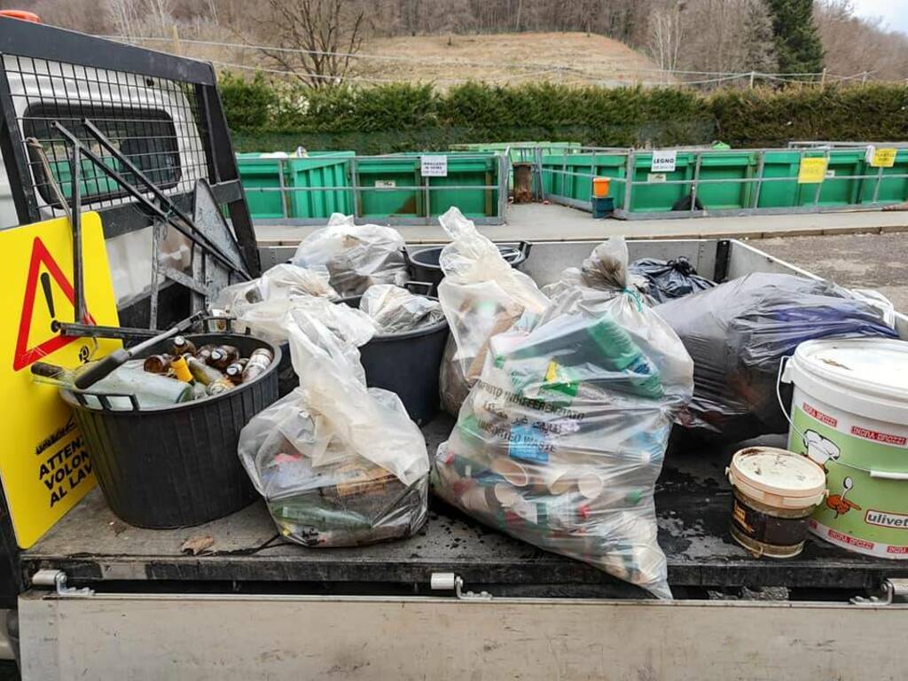 le-grandi-pulizie-della-domenica-mattina:-i-volontari-ripuliscono-il-bosco-tra-valmorea-e-rodero-–-ciaocomo